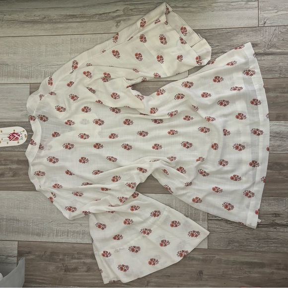 Women's White Floral Bell-Sleeve Dress - Picture 3 of 3